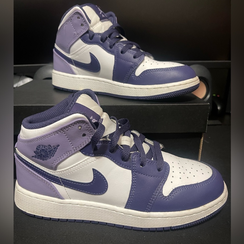 Big kid Jordan 1 mid